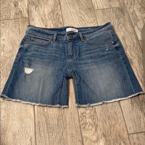 Jean shorts with frayed hem